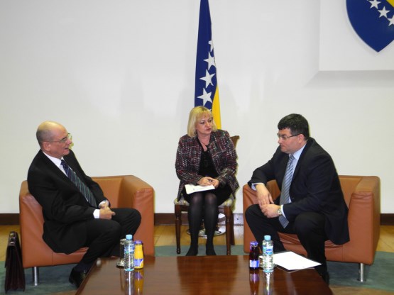Predsjedavajući Grupe prijateljstva sa Kubom Drago Kalabić razgovaro s novoimenovanim ambasadorom Kube za BiH
